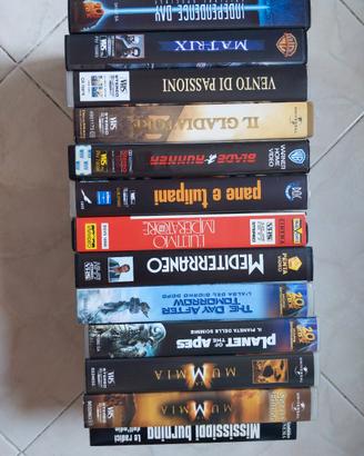 Lotto di 12 VHS originali + 1 VHS in omaggio 
