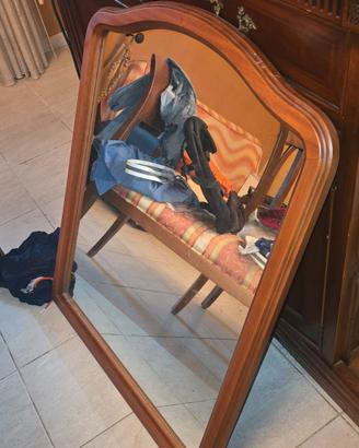 specchio inutilizzato appeso in camera da letto 