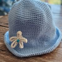 Cappello a uncinetto azzurro punto basso con filat
