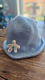Cappello a uncinetto azzurro punto basso con filat