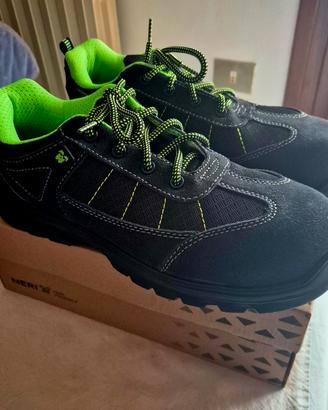 Scarpe antinfortunistiche nuove con etichetta 42