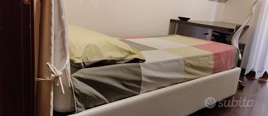 letto in pelle bianca con contenitore