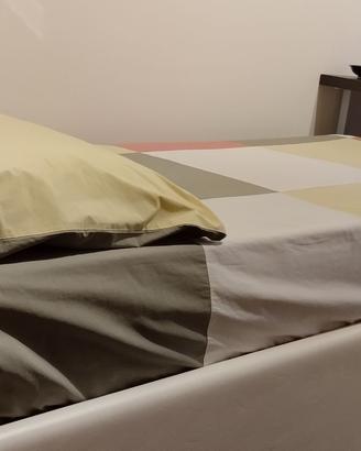 letto in pelle bianca con contenitore