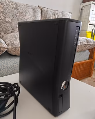 Xbox 360 Slim + 2 controller wireless