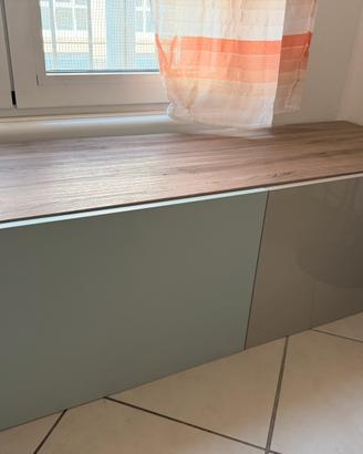 Mobile IKEA basso con ante – Buone condizioni