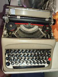 macchina da scrivere Olivetti lettera 22