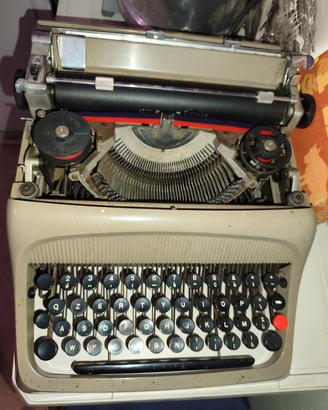 macchina da scrivere Olivetti lettera 22