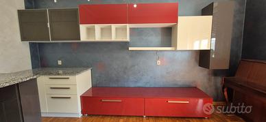 Soggiorno moderno completo con zona bar