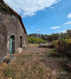 Rustico con terreno a Linguaglossa