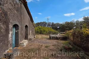 Rustico con terreno a Linguaglossa