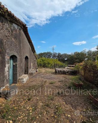Rustico con terreno a Linguaglossa