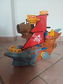 barca dei pirati e camion dei pompieri