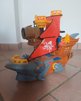 barca dei pirati e camion dei pompieri