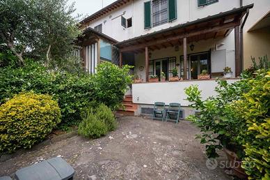 Casa indipendente di 146 m² con più di 5 locali a 