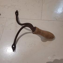 mani o vintage da falce 