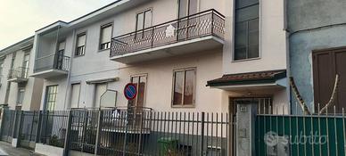 Villa di 185 m² con più di 5 locali a Bareggio