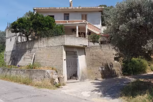 Casa indipendente con orto e uliveto-Caulonia (RC)