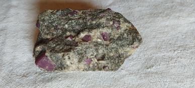 Rubini cristalli (uno da 10 x 10 mm) su matrice