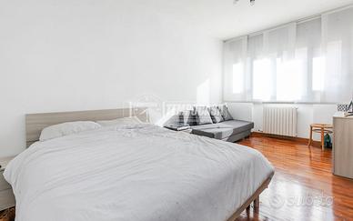 Ampio bilocale arredato con balcone