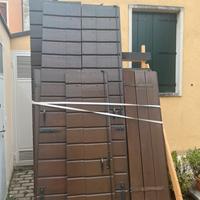 Oscuri balconi e infissi in legno