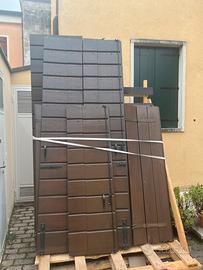 Oscuri balconi e infissi in legno