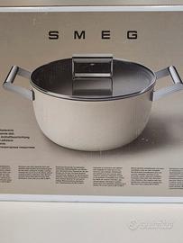 Casseruola Smeg rossa con coperchio in vetro