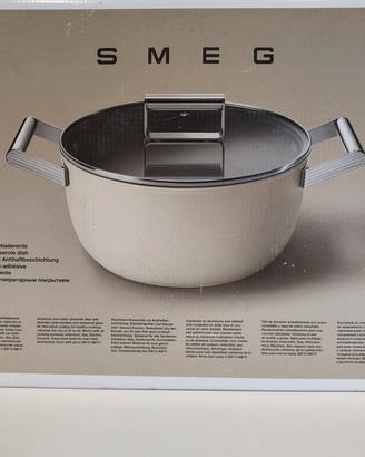 Casseruola Smeg rossa con coperchio in vetro