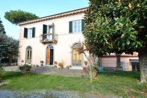 Villa di 1063 m² con più di 5 locali e box auto a 