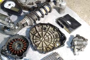 Lotto ricambi per suzuki GSX-R 750 anno 2001