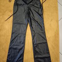 pantaloni di pelle sintetica. 
