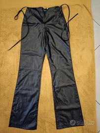 pantaloni di pelle sintetica. 