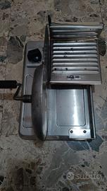 Affettatrice manuale usata in buone condizioni 