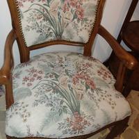 Sedia con braccioli imbottita