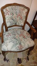 Sedia con braccioli imbottita