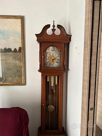 Pendolo d'epoca e piantana
