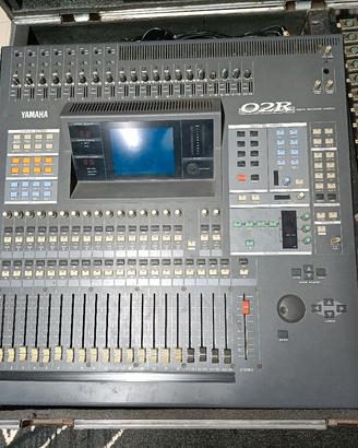 mixer Yamaha R02 