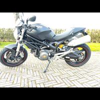 moto ducati monster 696
