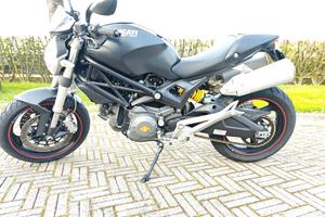 moto ducati monster 696
