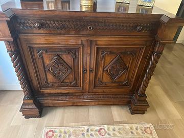Credenza dell’800 in legno massello intagliato