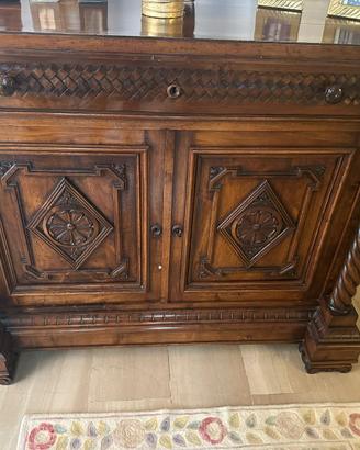 Credenza dell’800 in legno massello intagliato