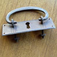 Antica maniglia con viti in ferro piastrina in ott