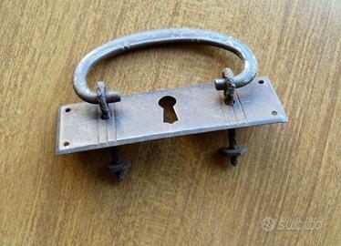 Antica maniglia con viti in ferro piastrina in ott