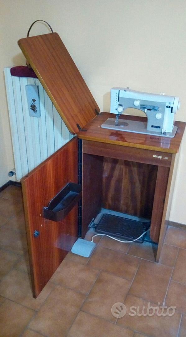 macchina da cucire NECCHI mod.267, con mobile, anni 60, funzionamento a  pedale