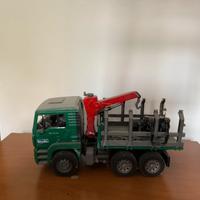 Trasporto di legname MAN prodotto da Bruder.