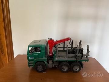 Trasporto di legname MAN prodotto da Bruder.