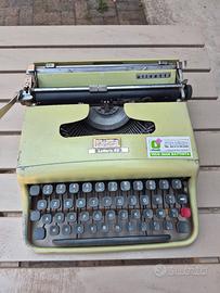 Macchina da scrivere Olivetti lettera 22