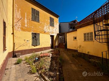Arbus- 2 Indipendenti con cortile condiviso