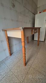 Tavolo in legno con cassetto integrato