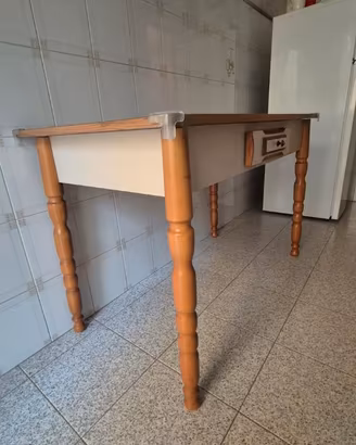 Tavolo in legno con cassetto integrato