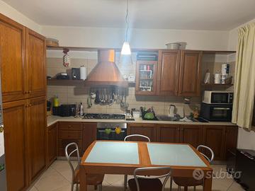 Cucina in legno massello completa di tavolo e sedi